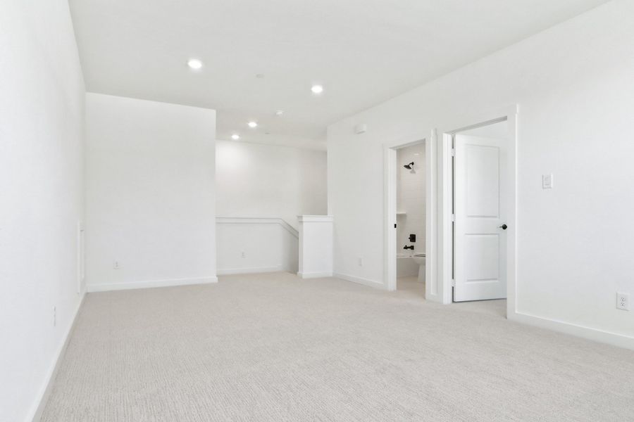 Spacious, unfurnished interior of a new home in Cottonwood Creek, Rowlett (Image 28).