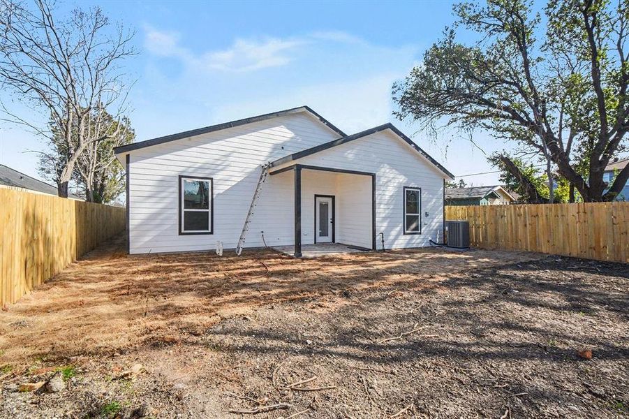 Exterior details and patio area of a home in , Dallas (Image 4).