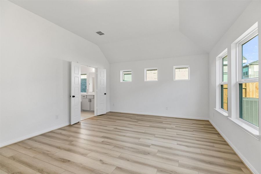 Spacious, unfurnished interior of a new home in Beamer Villas, Friendswood (Image 17).