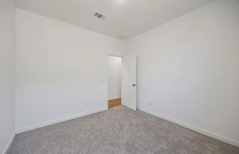 Spacious, unfurnished interior of a new home in Ryehill, Sugar Land (Image 21).