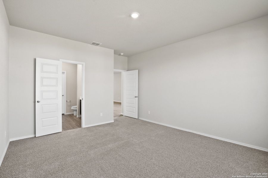 Spacious, unfurnished interior of a new home in Blue Ridge Ranch, San Antonio (Image 14).