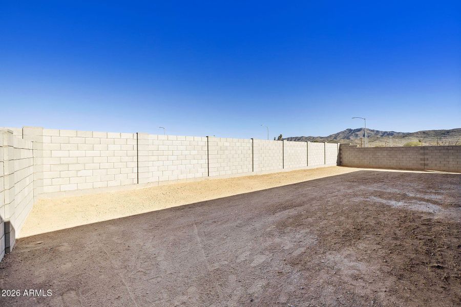 LARGE BACK YARD WITH MOUNTAIN VIEWS!!!