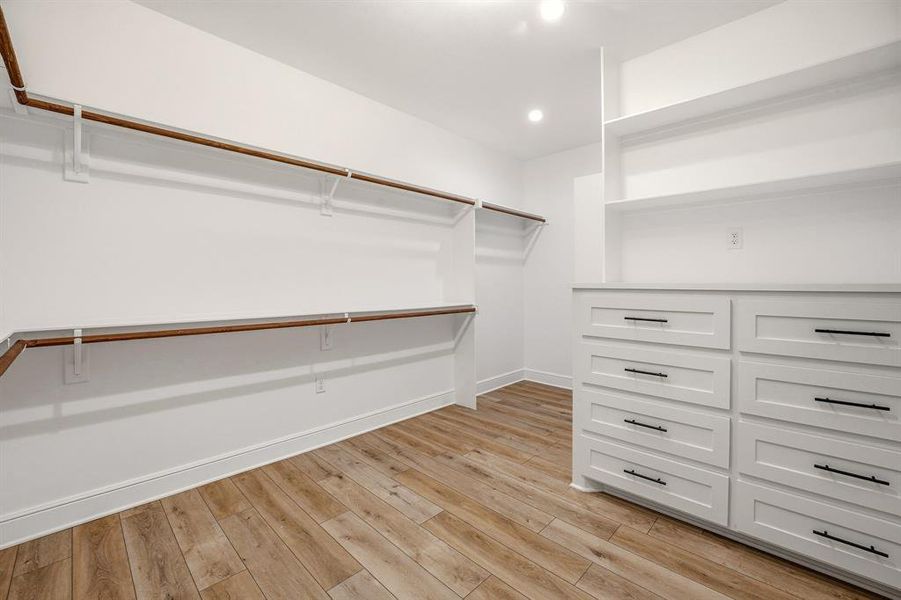 Spacious, unfurnished interior of a new home in , Granbury (Image 20).