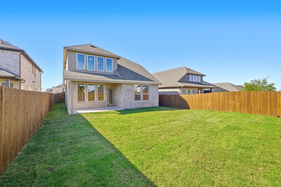 Exterior details and patio area of a home in Elevon, Lavon (Image 4).