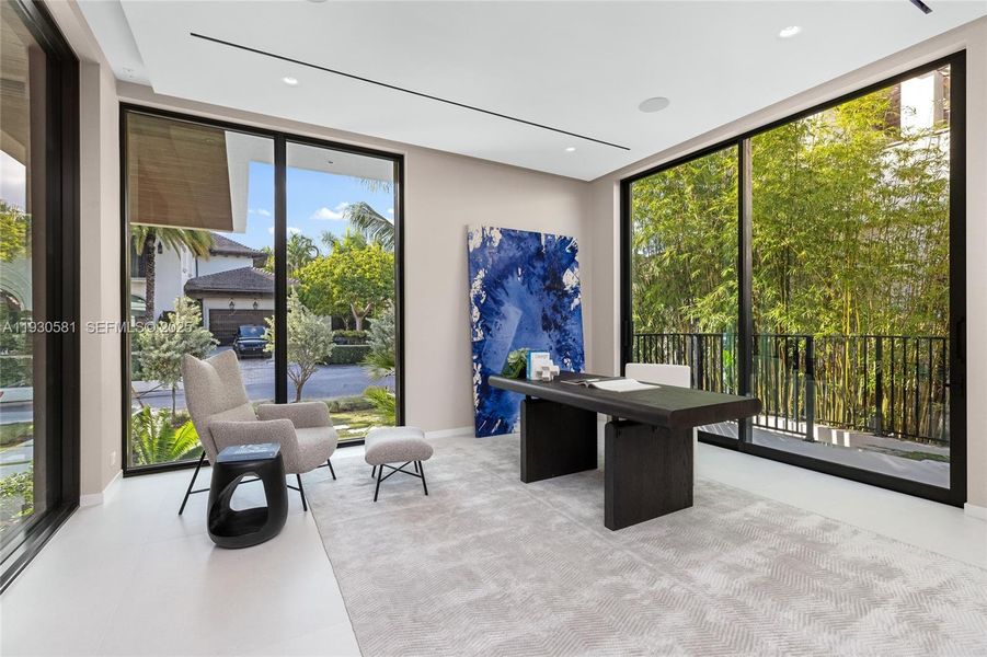 Exterior details and patio area of a home in , Fort Lauderdale (Image 4).
