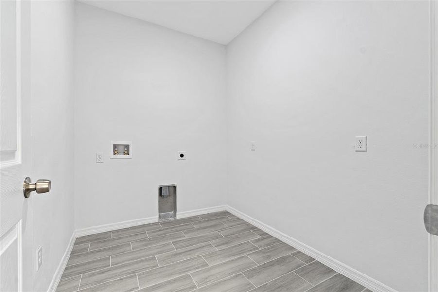 Spacious, unfurnished interior of a new home in , Ocala (Image 21).