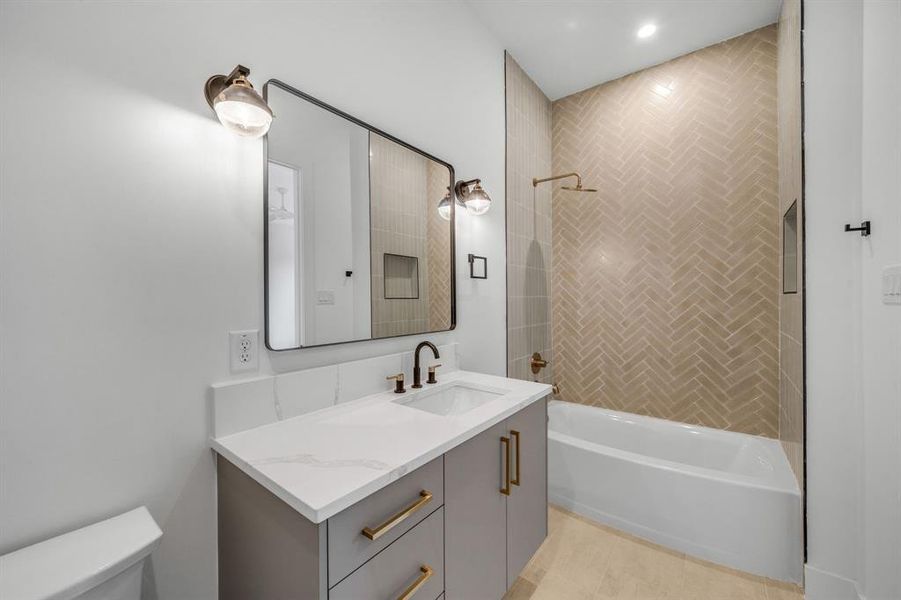 Bathroom with bathing tub / shower combination and vanity