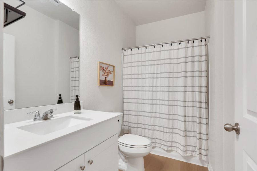 Full bath with vanity and shower/bath combo