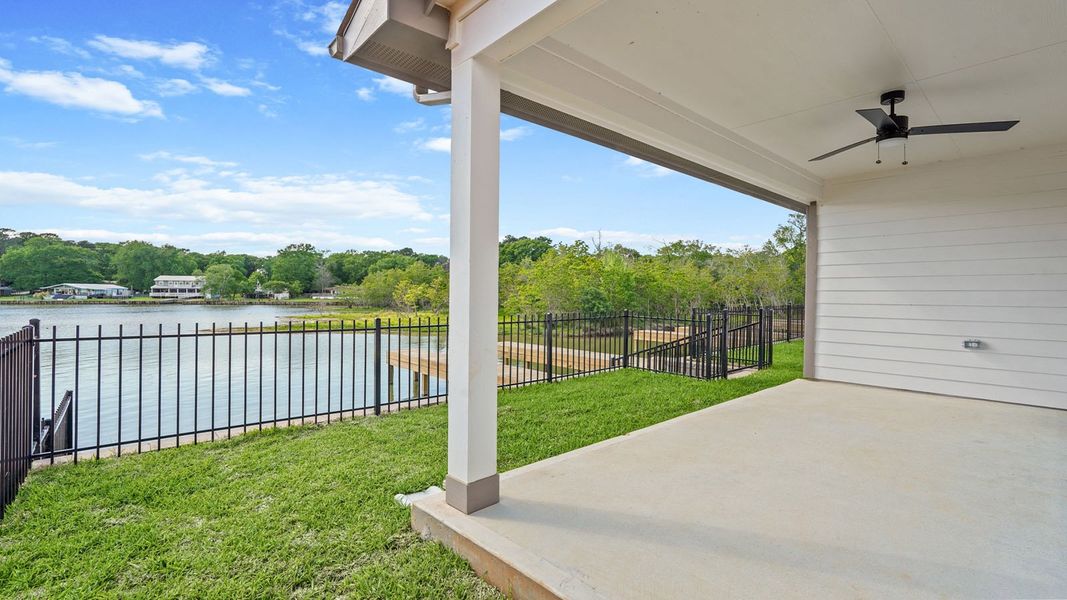 Exterior details and patio area of a home in Lake Conroe Cove, Willis (Image 3).