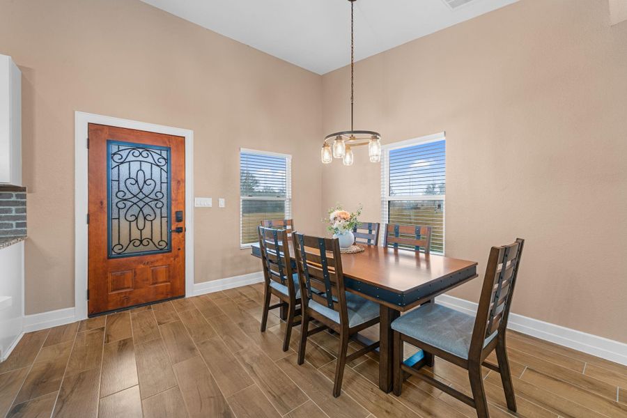 Anchored by a designer mason-jar style chandelier, this area is perfectly positioned next to the kitchen island for a seamless "breakfast bar to table" flow, making it the heart of daily life and easy entertaining.