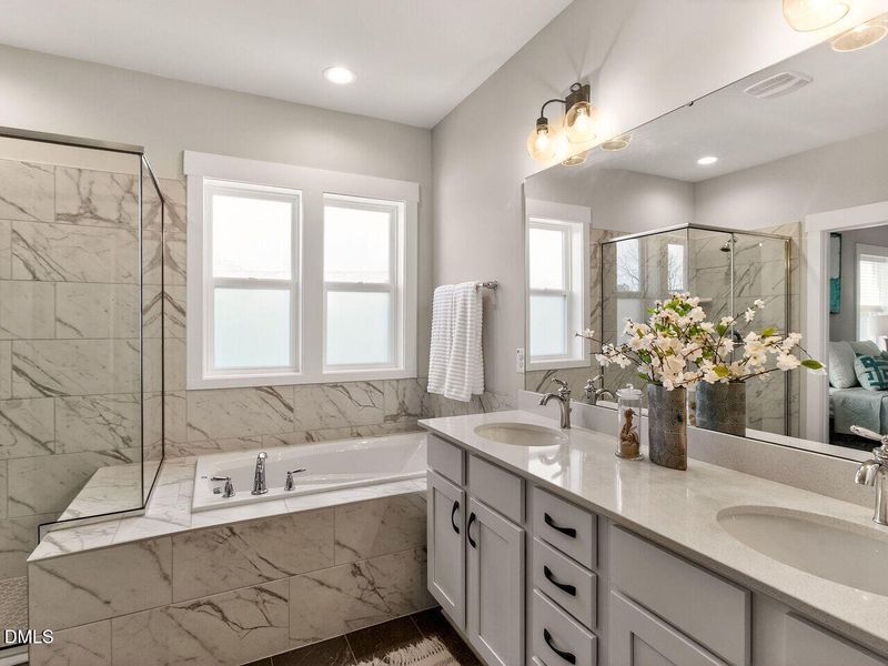 023-1280x960-master-bathroom