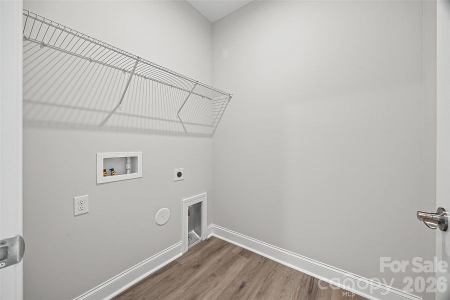 Spacious, unfurnished interior of a new home in Handsmill on Lake Wylie, York (Image 36).