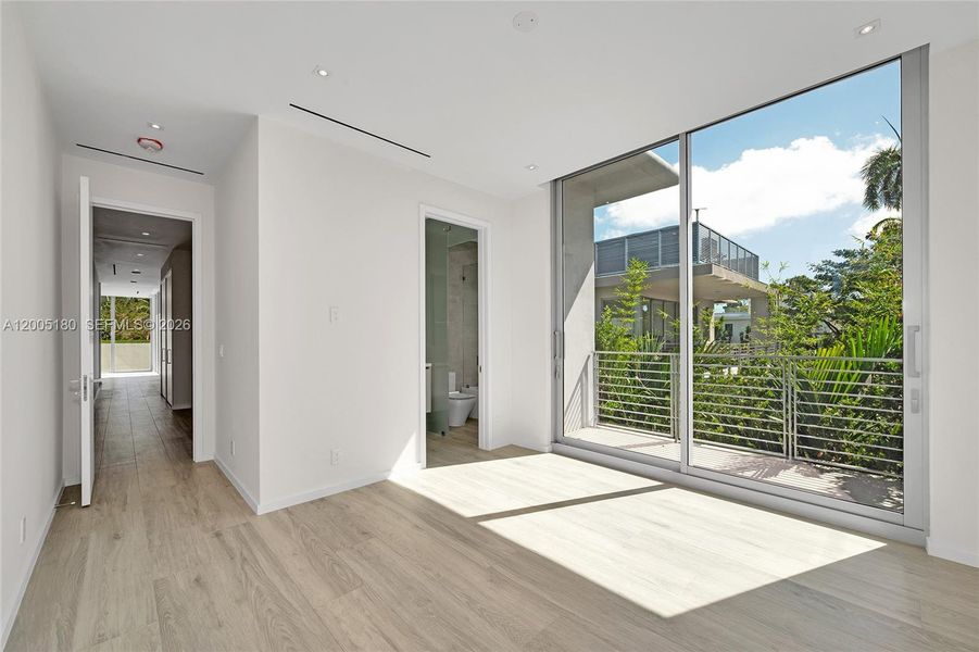 Spacious, unfurnished interior of a new home in , Miami (Image 51).
