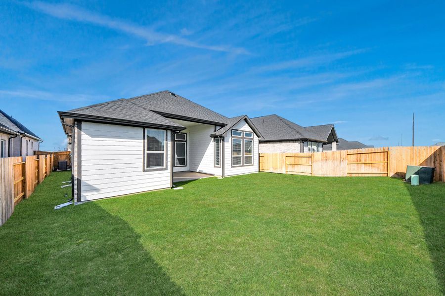 Exterior details and patio area of a home in Beacon Point, Texas City (Image 30).