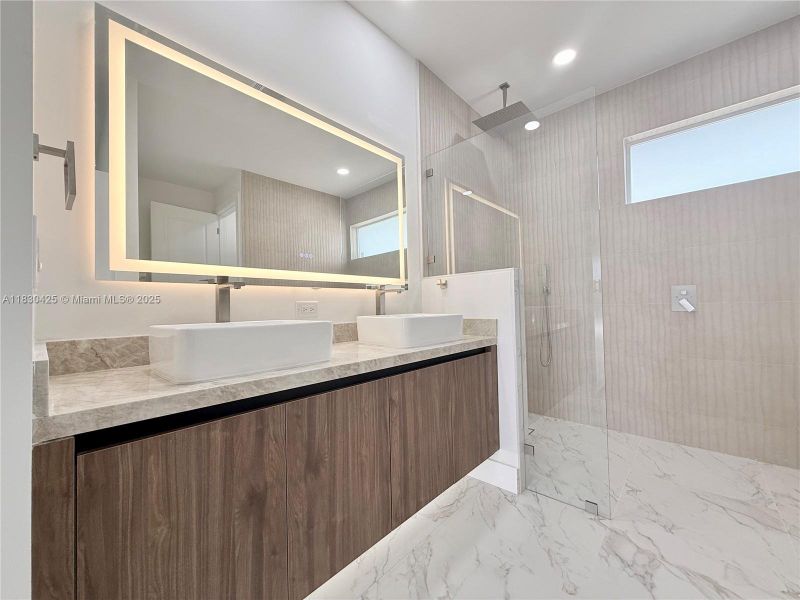 Spacious, unfurnished interior of a new home in , Cape Coral (Image 16).