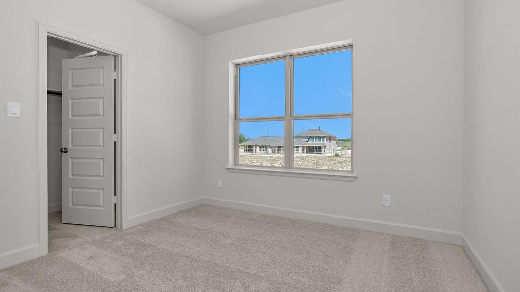 Spacious, unfurnished interior of a new home in Valencia, Manvel (Image 14).