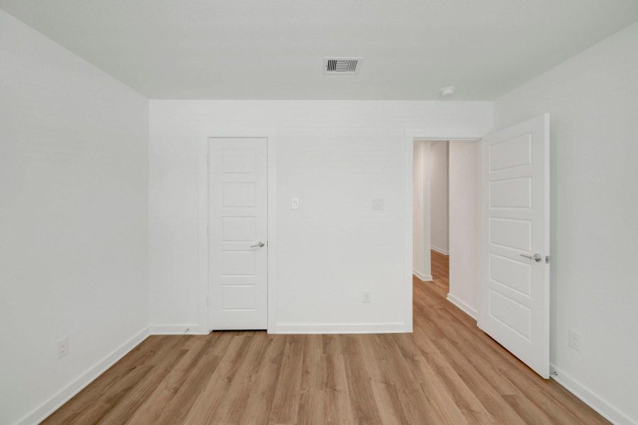 Spacious, unfurnished interior of a new home in Ambrose, La Marque (Image 22).