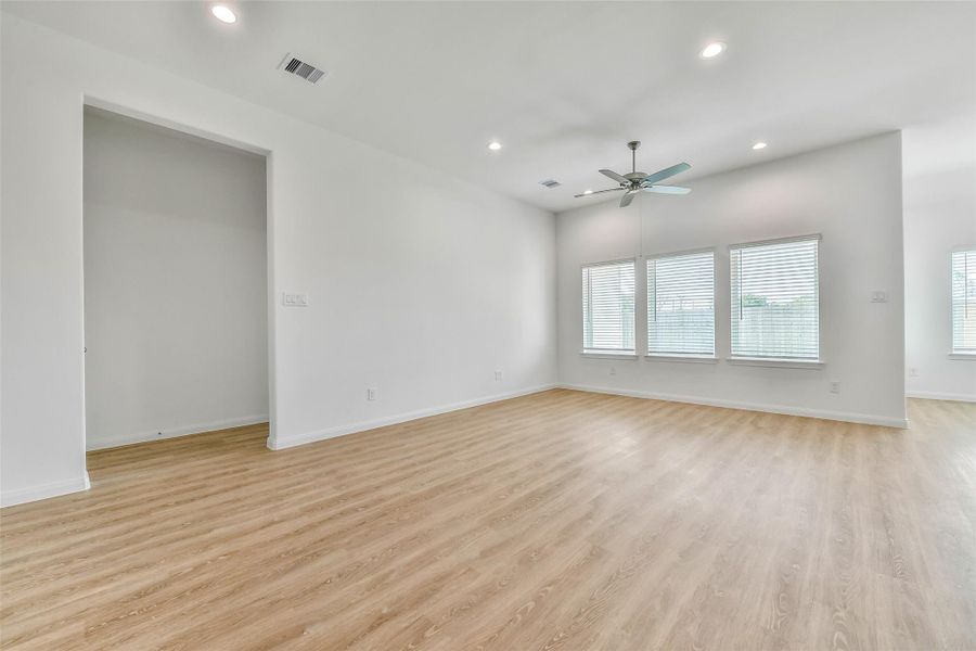 Spacious, unfurnished interior of a new home in King Oaks Village, Baytown (Image 13).