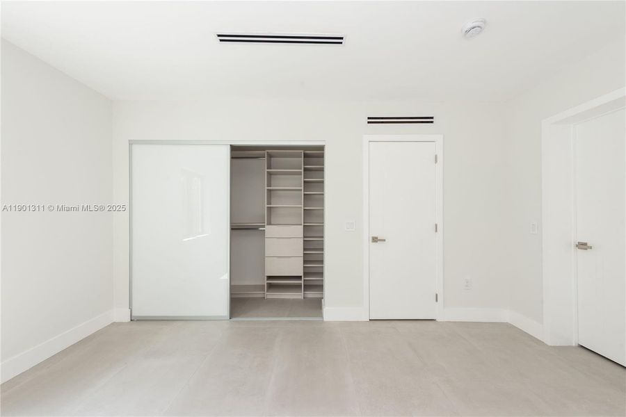 Spacious, unfurnished interior of a new home in , Miami (Image 22).
