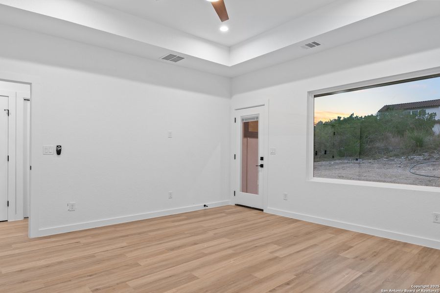 Spacious, unfurnished interior of a new home in , San Antonio (Image 17).