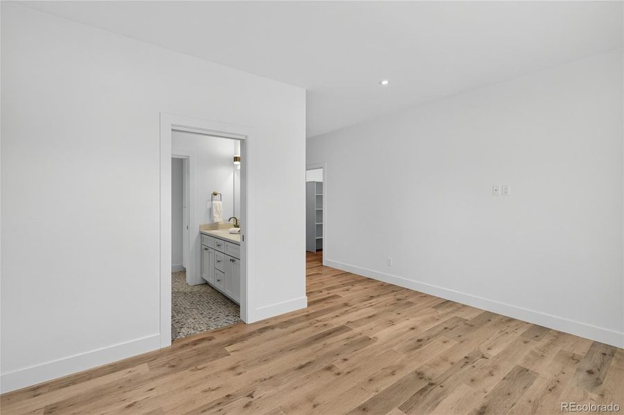 Spacious, unfurnished interior of a new home in , Silt (Image 21).