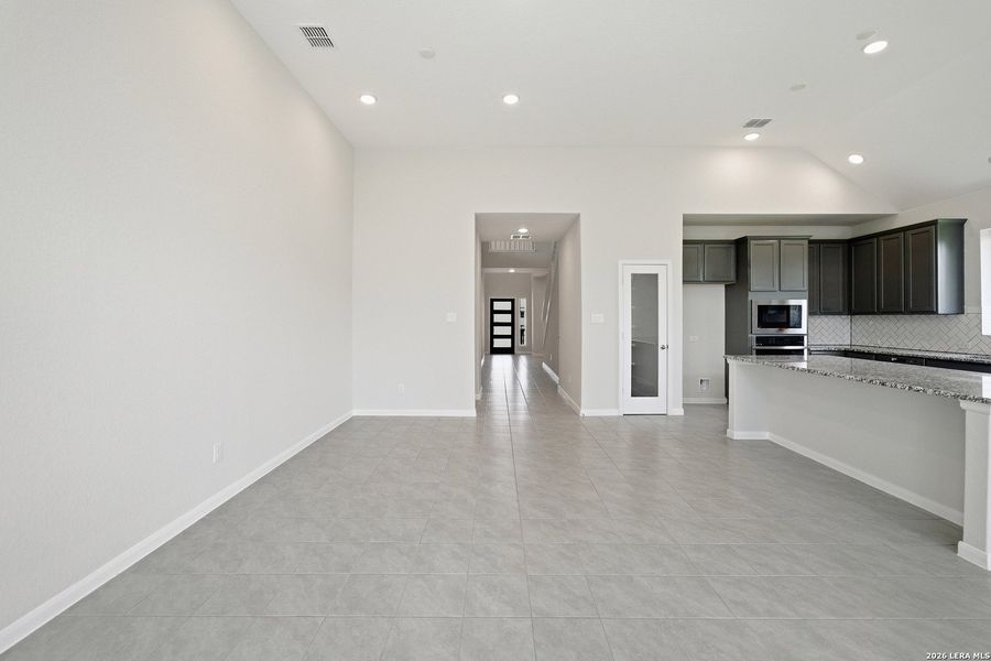 Spacious, unfurnished interior of a new home in Arcadia Ridge, San Antonio (Image 31).