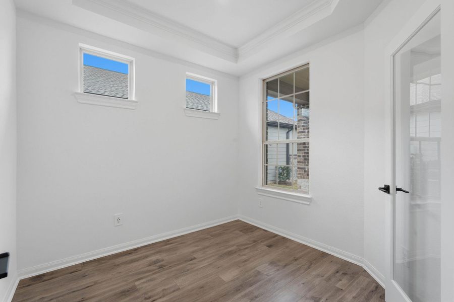 Bright and inviting, this versatile room is ideal for guests, a home office, or hobbies, with clean finishes and plenty of natural light.