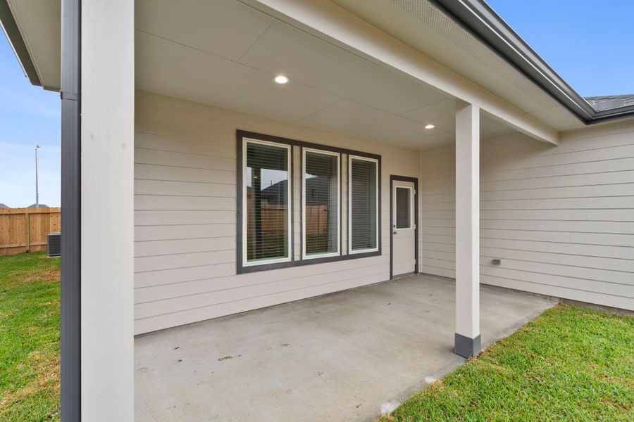 Exterior details and patio area of a home in Briarwood Crossing, Rosenberg (Image 3).