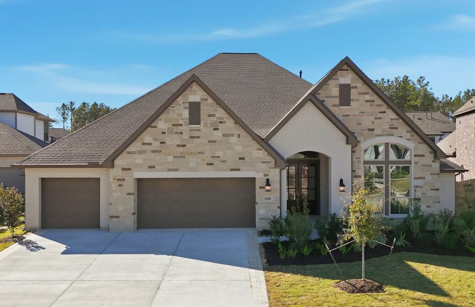 Front exterior of a new home in Artavia 70′, Conroe, TX, highlighting curb appeal (Image 27). Front exterior of a new home in Artavia 70′, Conroe, TX, highlighting curb appeal (Image 27).