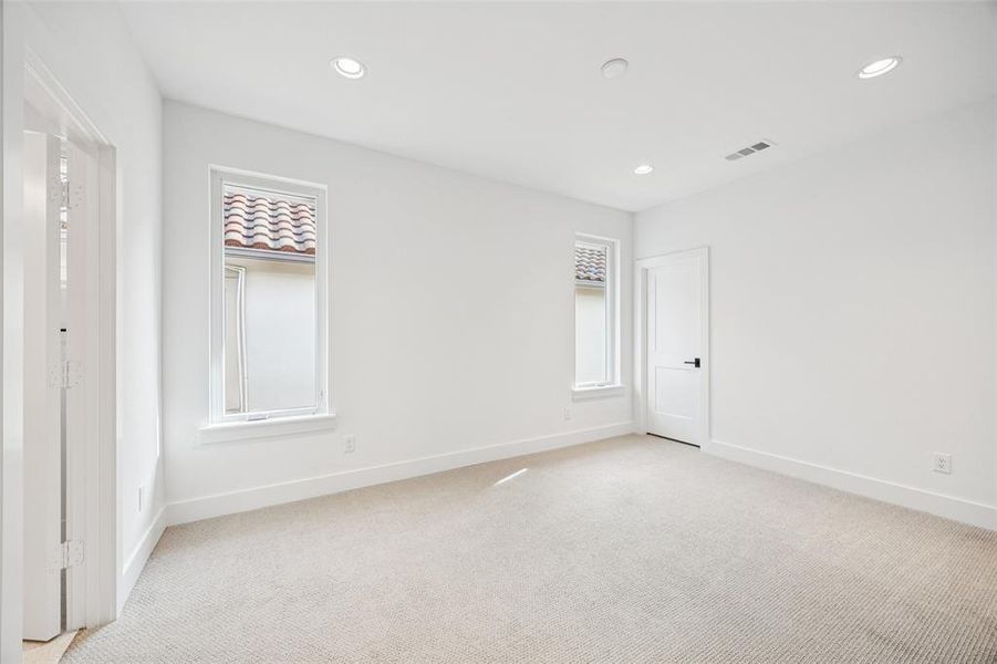 Spacious, unfurnished interior of a new home in , Dallas (Image 17).