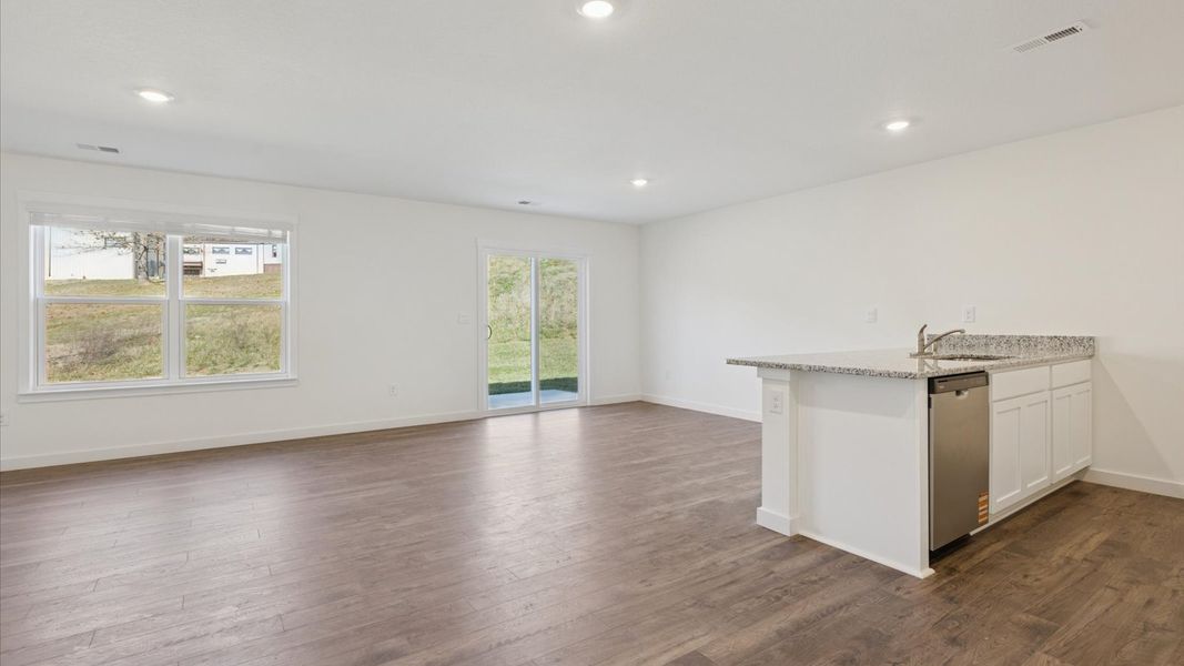 Spacious, unfurnished interior of a new home in Emory Creek, Harriman (Image 6).