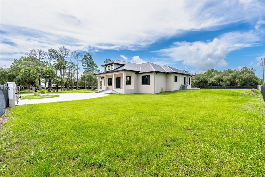 Exterior details and patio area of a home in , Clewiston (Image 26).