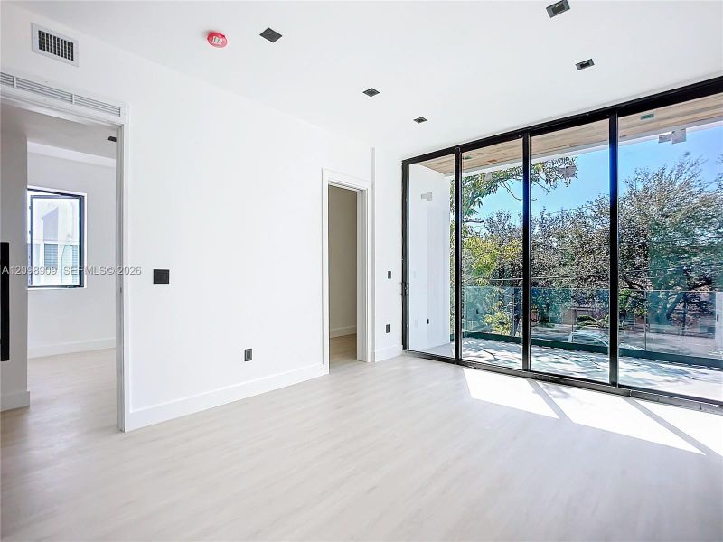 Spacious, unfurnished interior of a new home in , Miami (Image 14).