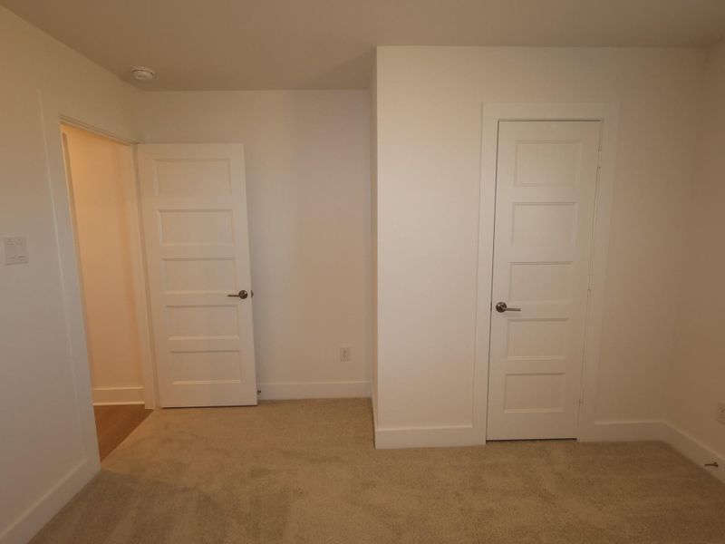 Spacious, unfurnished interior of a new home in Hallimore Ranch, Rosenberg (Image 20).