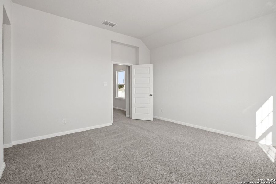 Spacious, unfurnished interior of a new home in Melissa Ranch, San Antonio (Image 15).