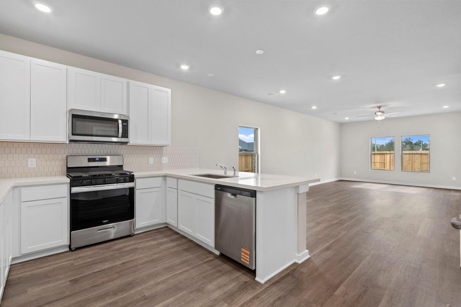 Furnished interior view inside a new home in Laurel Landing 40', Alvin (Image 9).