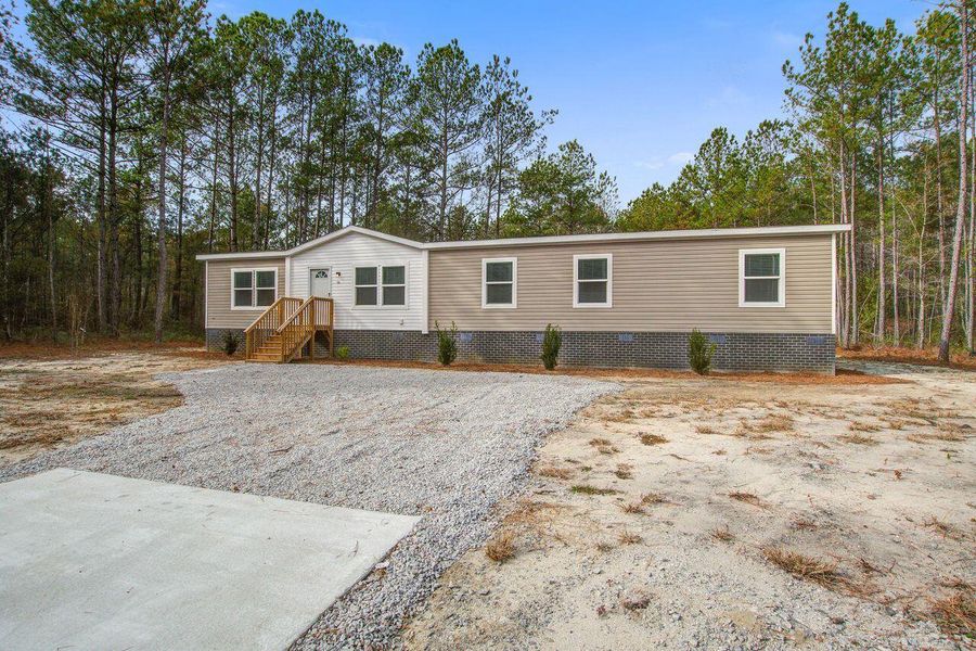 Exterior details and patio area of a home in , Walterboro (Image 15).