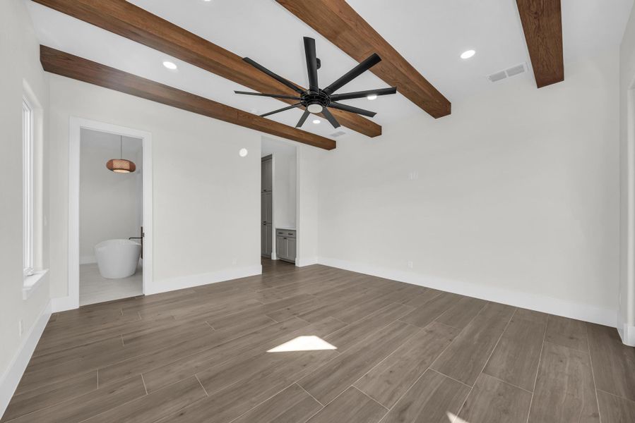 Spacious, unfurnished interior of a new home in , Horseshoe Bay (Image 29).