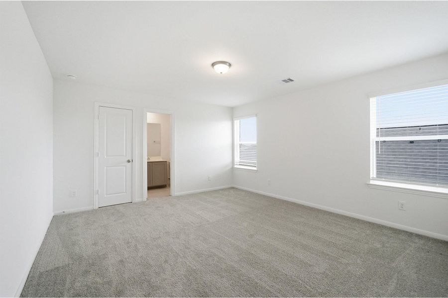 Spacious, unfurnished interior of a new home in Ashland, Texas City (Image 33).