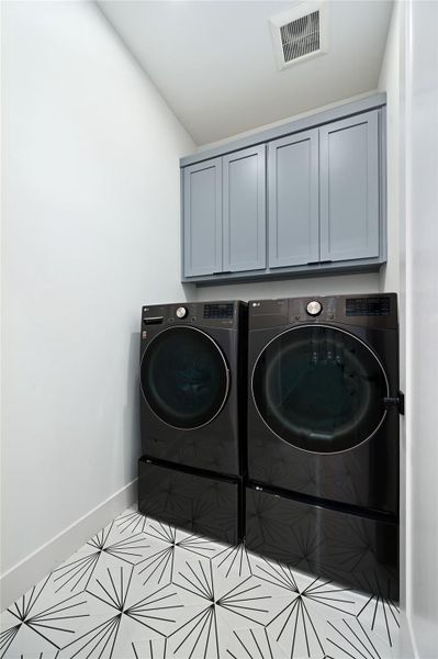 Washroom featuring cabinet space, visible vents, independent washer and dryer, and baseboards