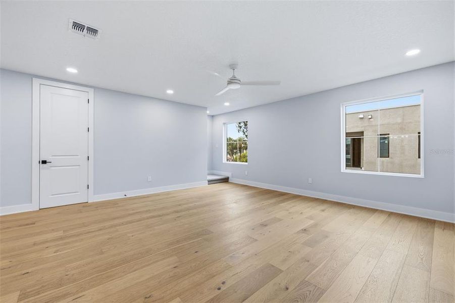 Spacious, unfurnished interior of a new home in , Tampa (Image 12).