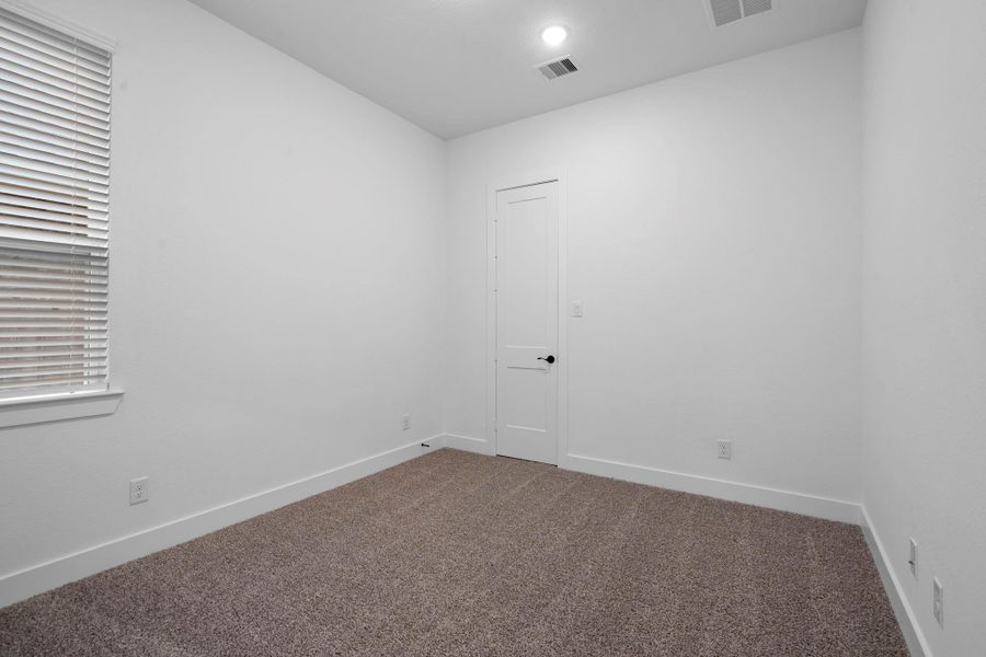 Spacious, unfurnished interior of a new home in Evergreen, Conroe (Image 30).