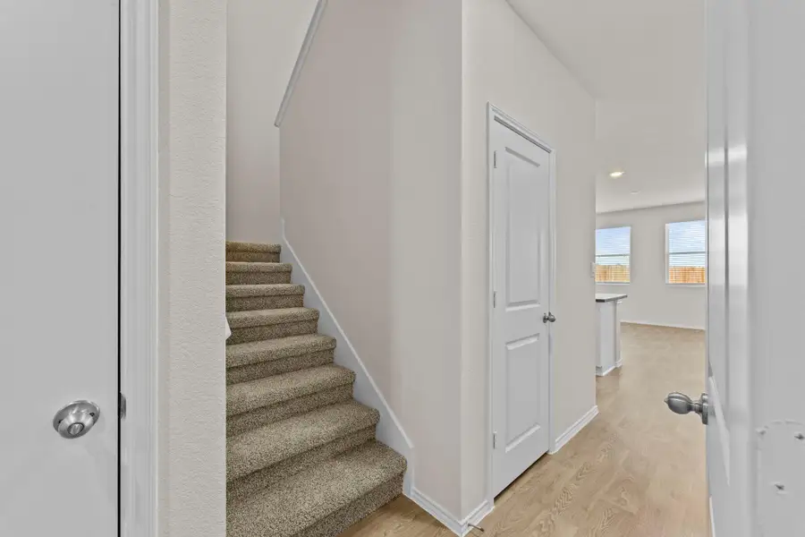 Spacious, unfurnished interior of a new home in Bollinger, Maxwell (Image 9).