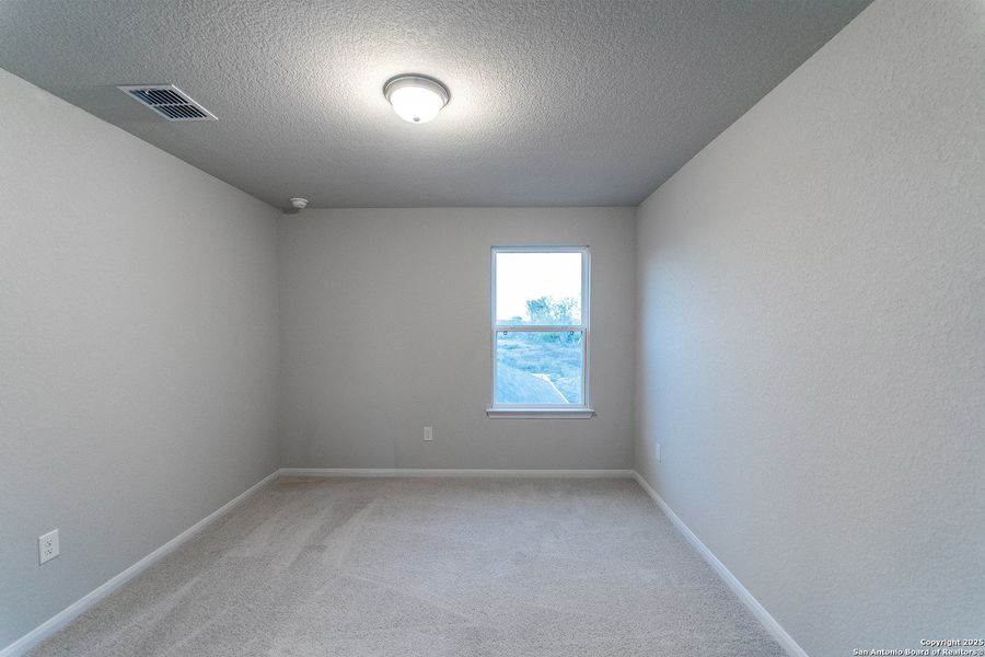 Spacious, unfurnished interior of a new home in Hennersby Hollow, San Antonio (Image 12).