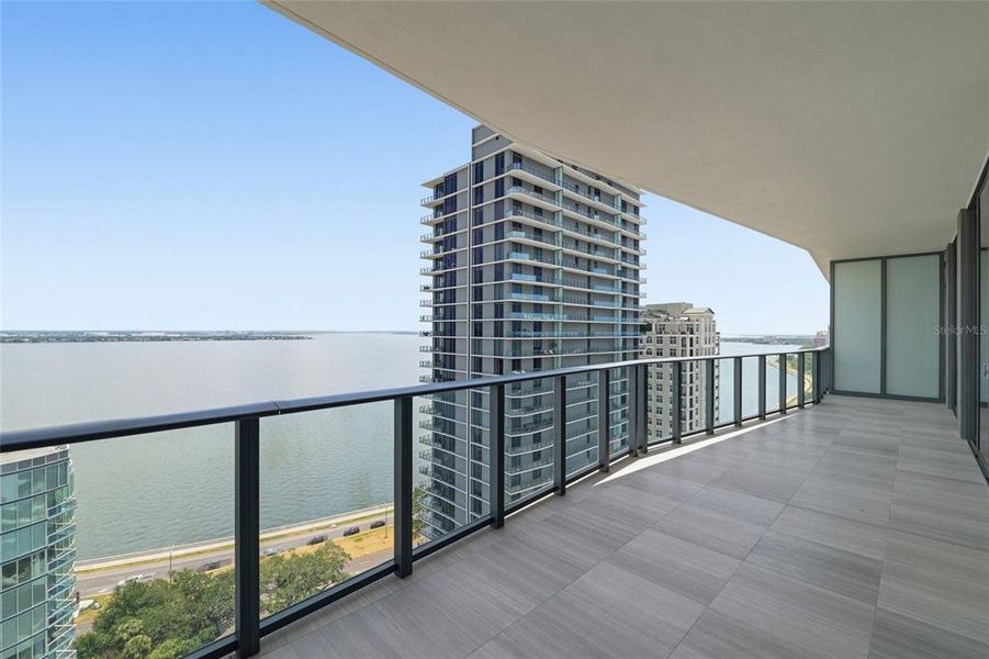 Condo located in Tampa, FL showcasing its design and architecture (Image 30).