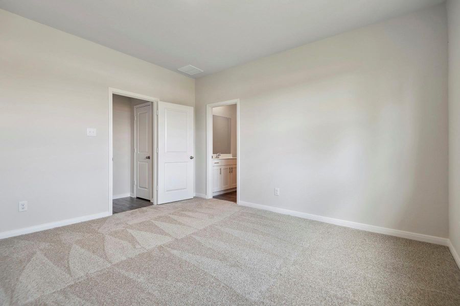 Spacious, unfurnished interior of a new home in Sweetwater Ridge, Conroe (Image 14).