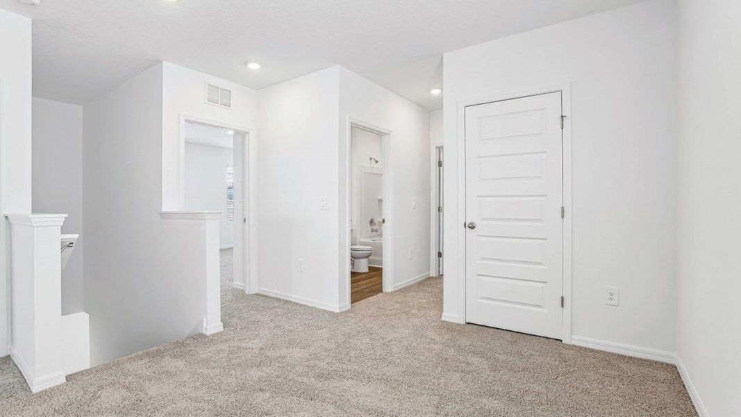 Spacious, unfurnished interior of a new home in Avalon Park Tavares, Tavares (Image 21).