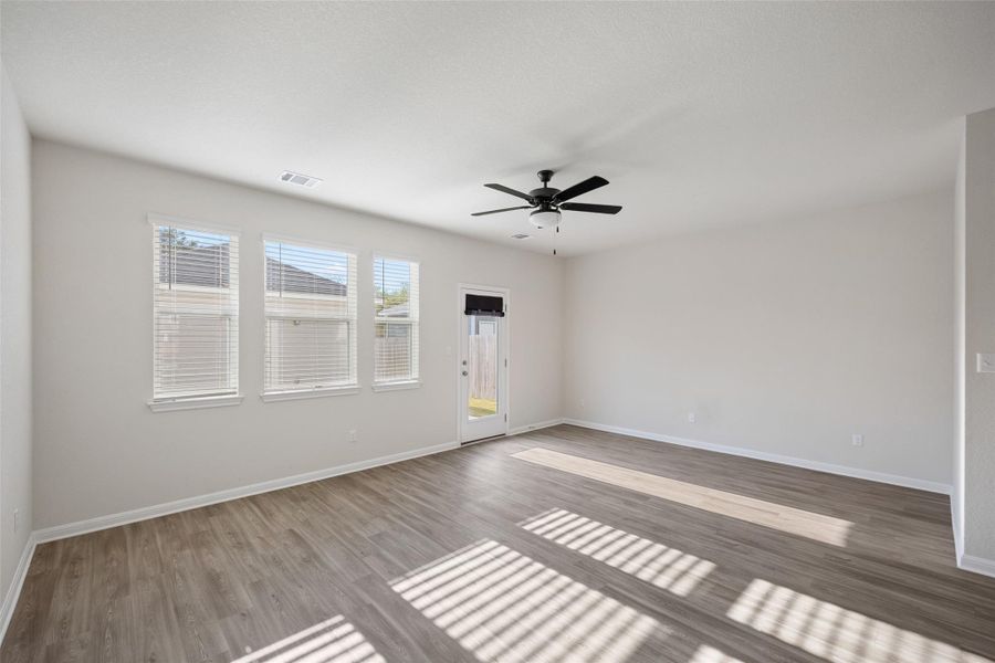 Spacious, unfurnished interior of a new home in Avery Centre, Round Rock (Image 24).