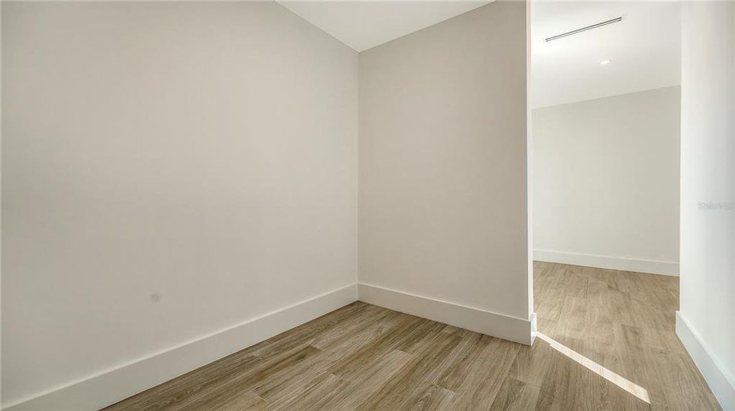 Spacious, unfurnished interior of a new home in , Sarasota (Image 45).