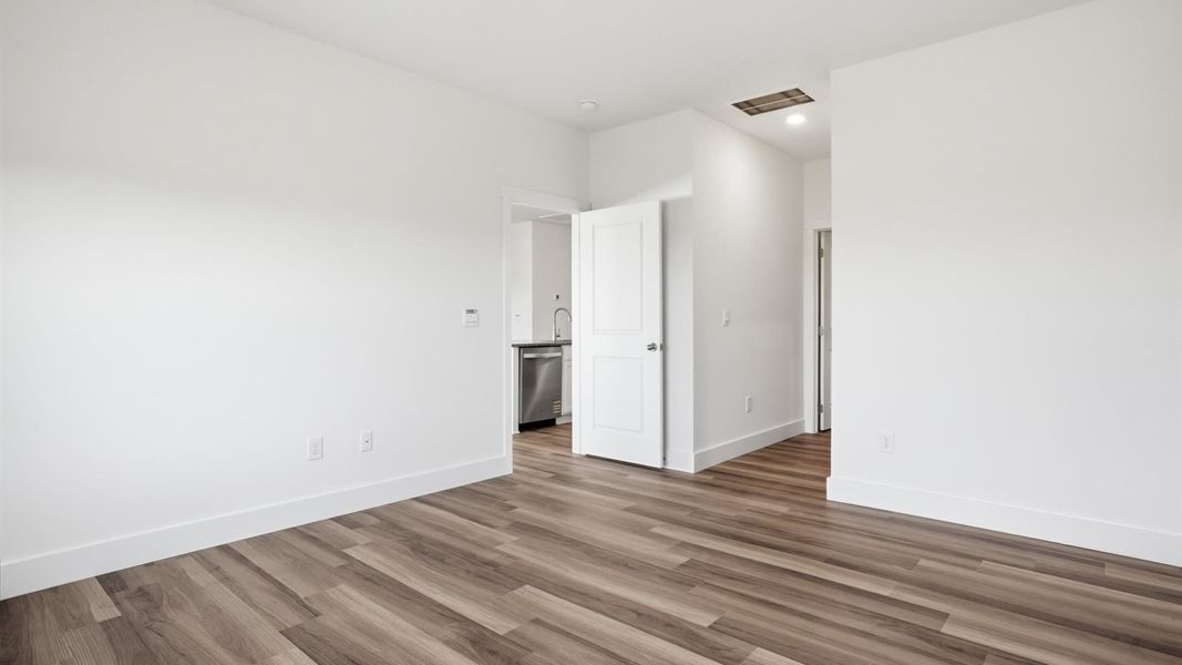 Spacious, unfurnished interior of a new home in Millstone Village, Morristown (Image 24).